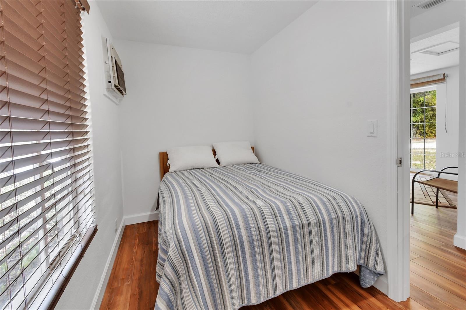 Listing photo id 21 for 4611 Grand Avenue