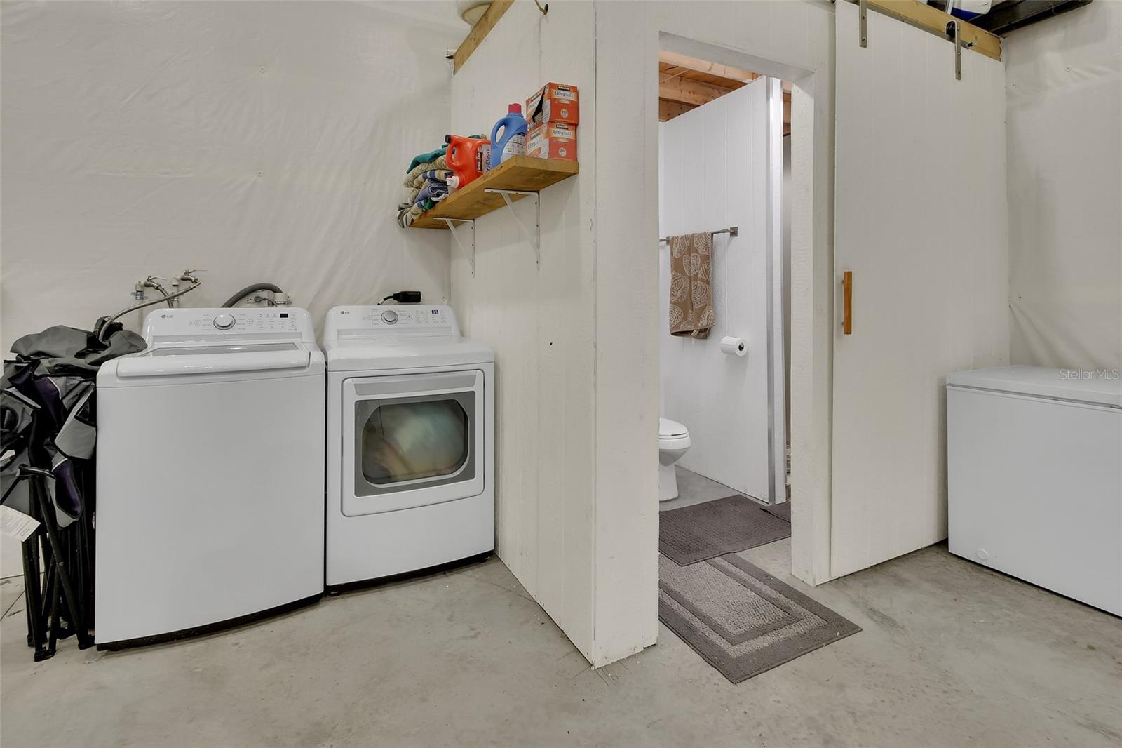 Listing photo id 44 for 4611 Grand Avenue