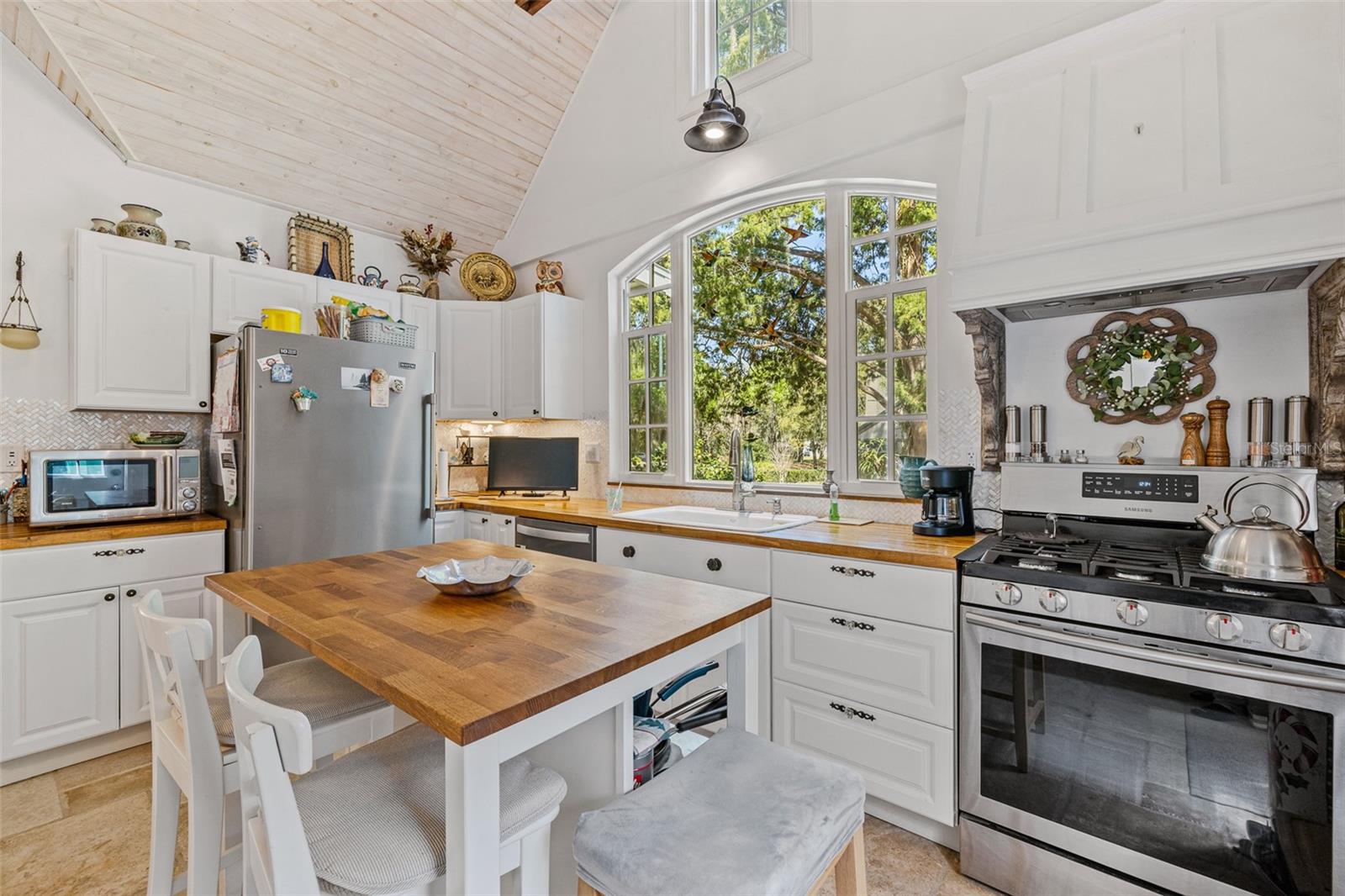 Image 14 of 53 For 623 Amelia Avenue