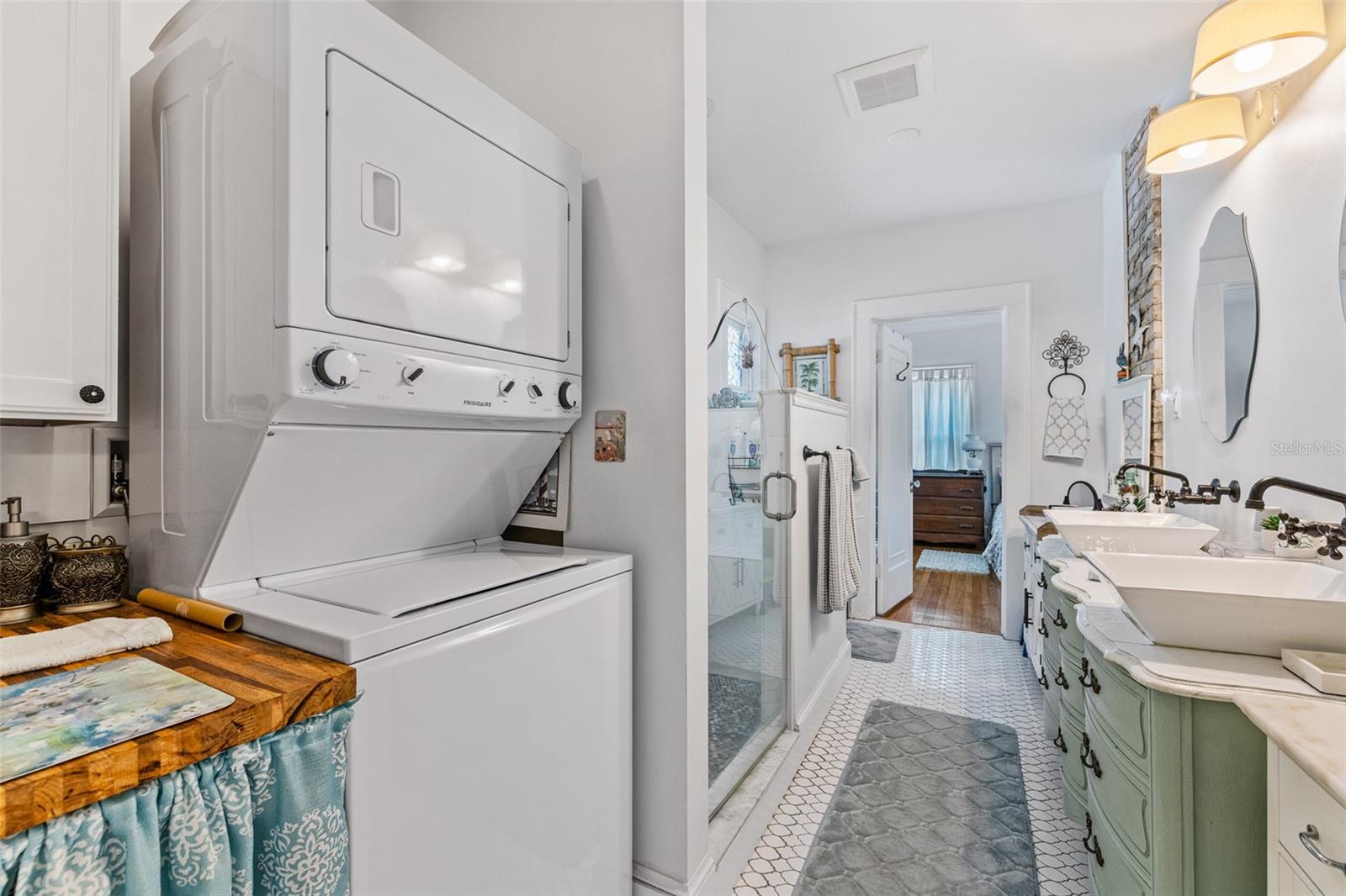 Image 27 of 53 For 623 Amelia Avenue