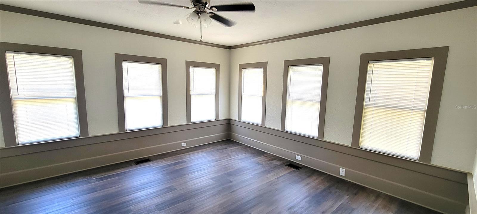 Image 10 of 17 For 735 Montreville Ave