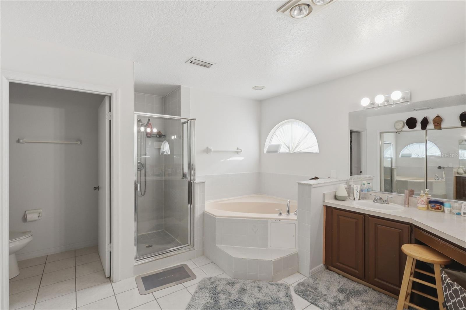 Image 20 of 33 For 399 Cloverleaf Boulevard