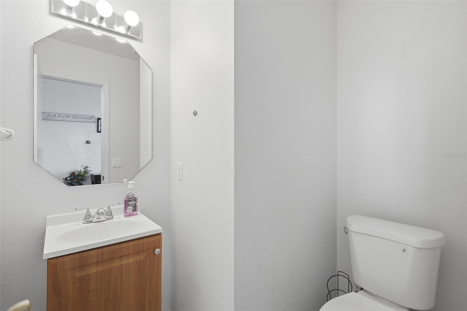 Image 24 of 33 For 399 Cloverleaf Boulevard