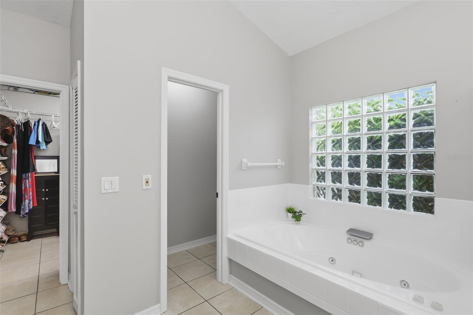 Image 16 of 64 For 390 Glen Abbey Lane