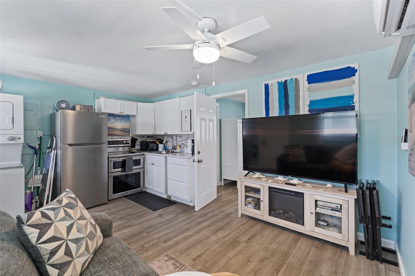 Image 6 of 17 For 406 Tyler Avenue 19