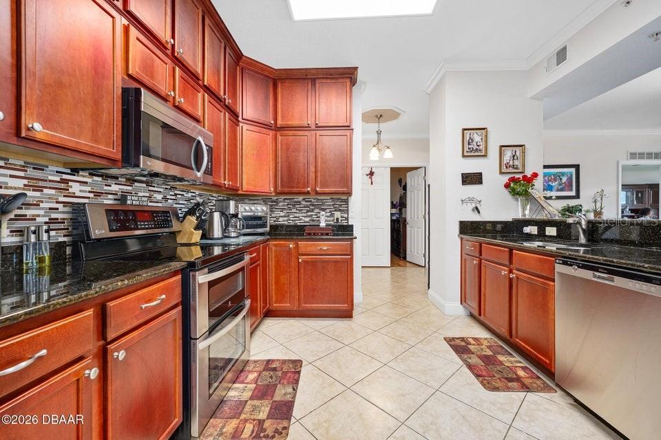 Image 4 of 37 For 2801 Ridgewood Avenue 712