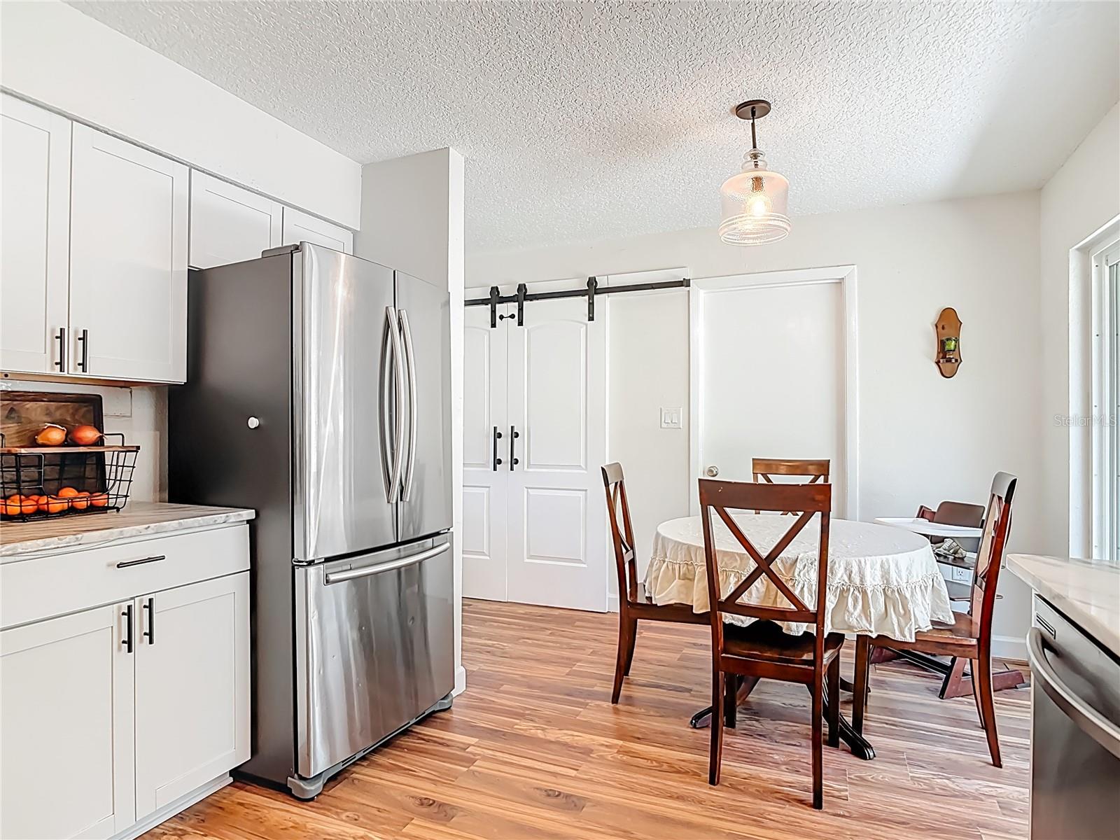 Listing photo id 12 for 624 New York Avenue