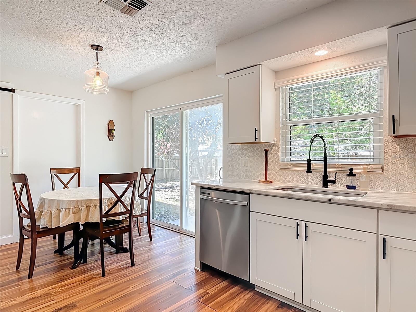 Listing photo id 13 for 624 New York Avenue