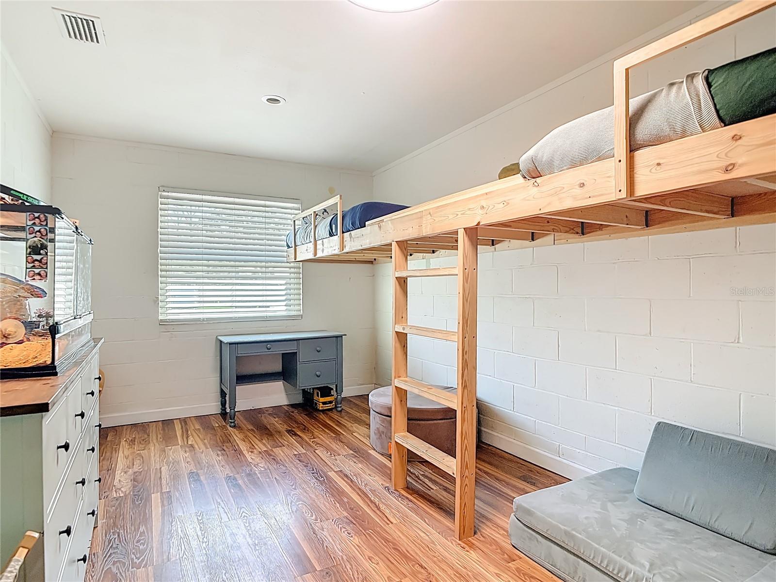 Listing photo id 14 for 624 New York Avenue