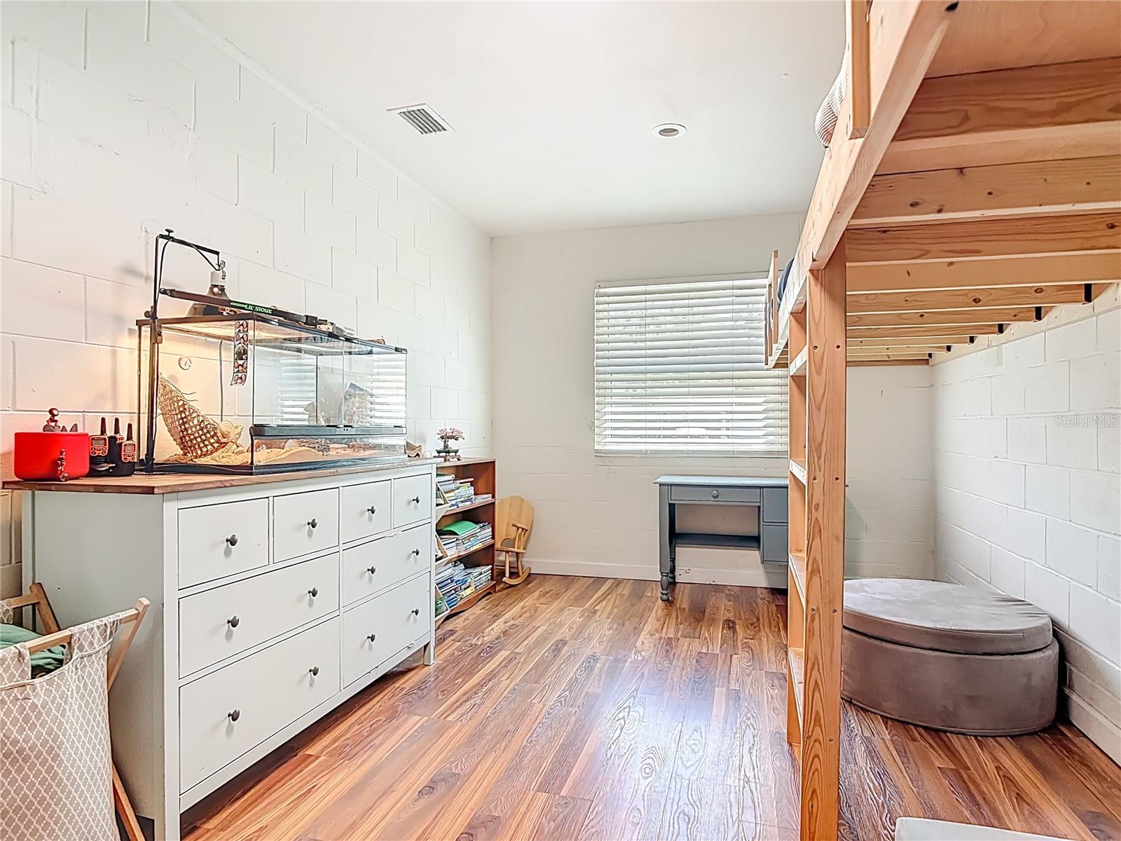 Listing photo id 15 for 624 New York Avenue