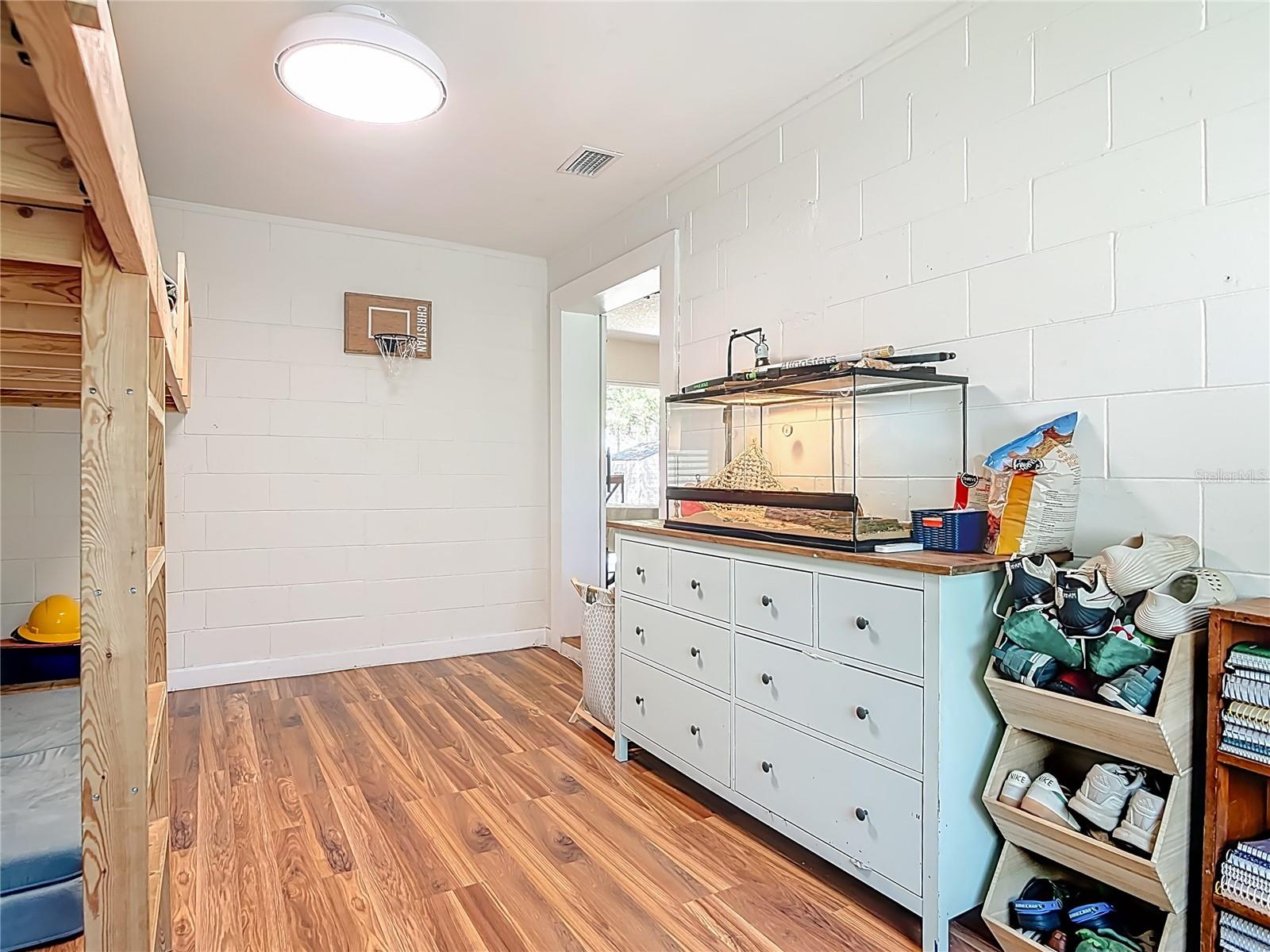 Listing photo id 16 for 624 New York Avenue