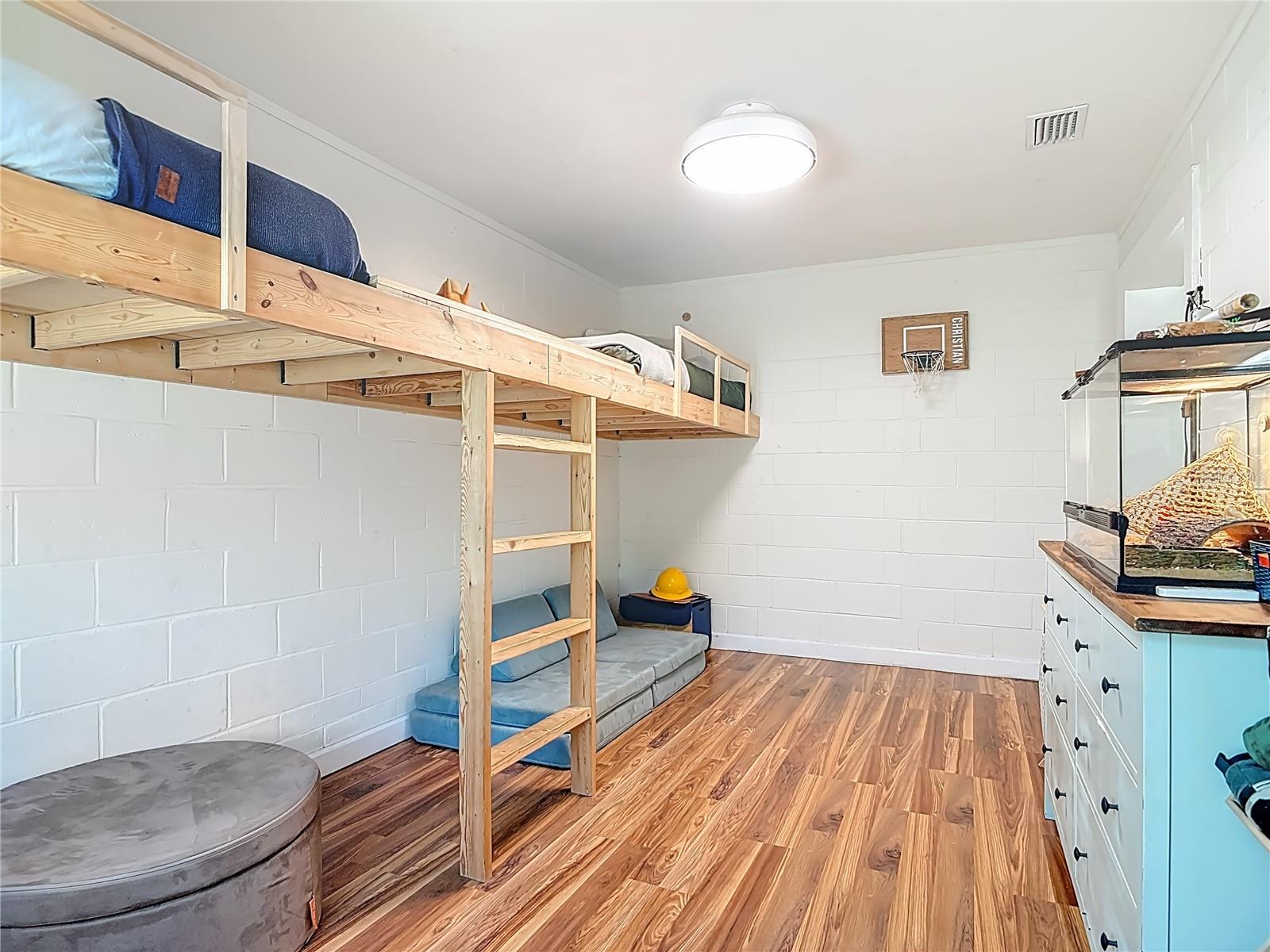 Listing photo id 17 for 624 New York Avenue