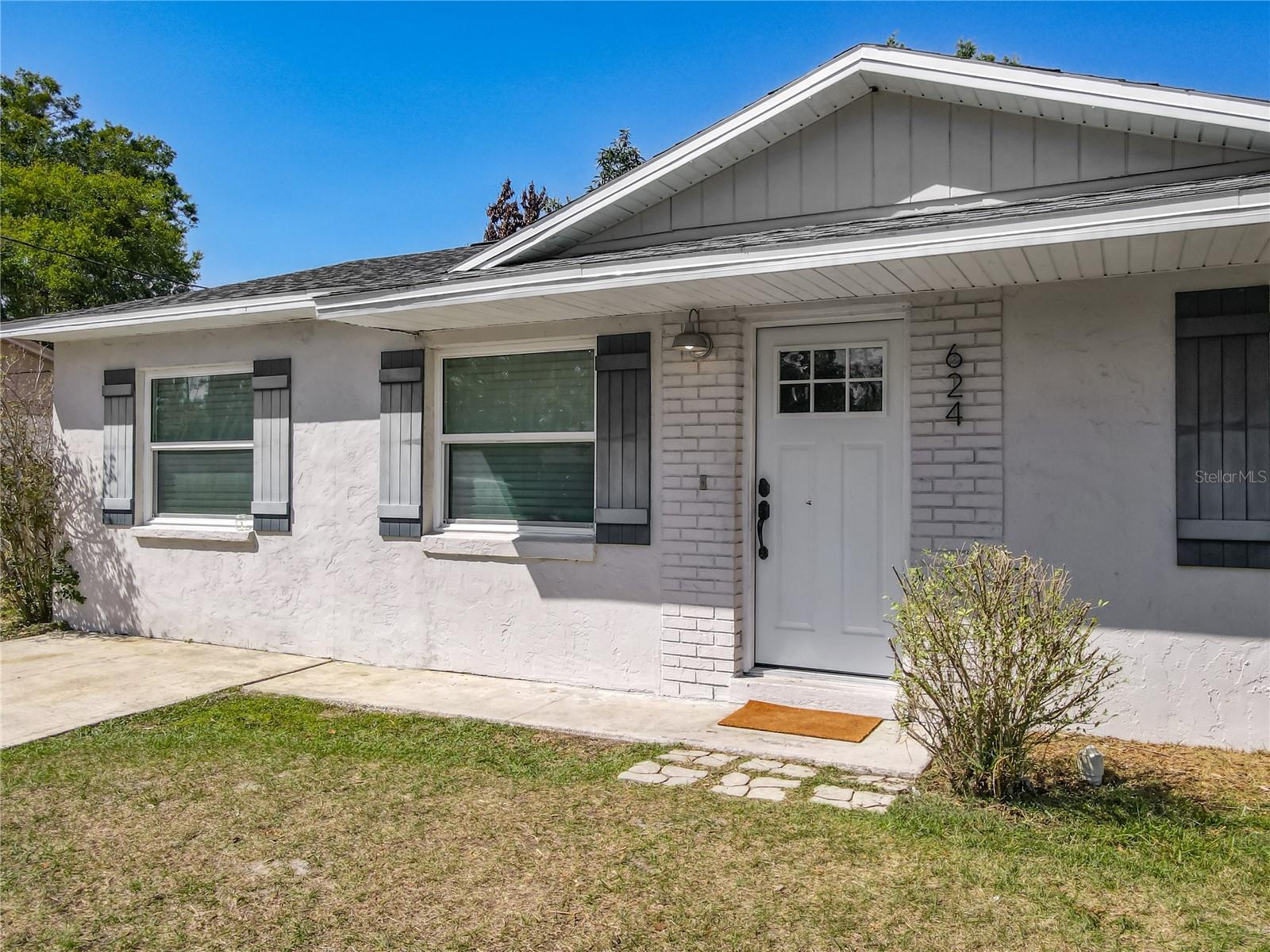 Listing photo id 1 for 624 New York Avenue