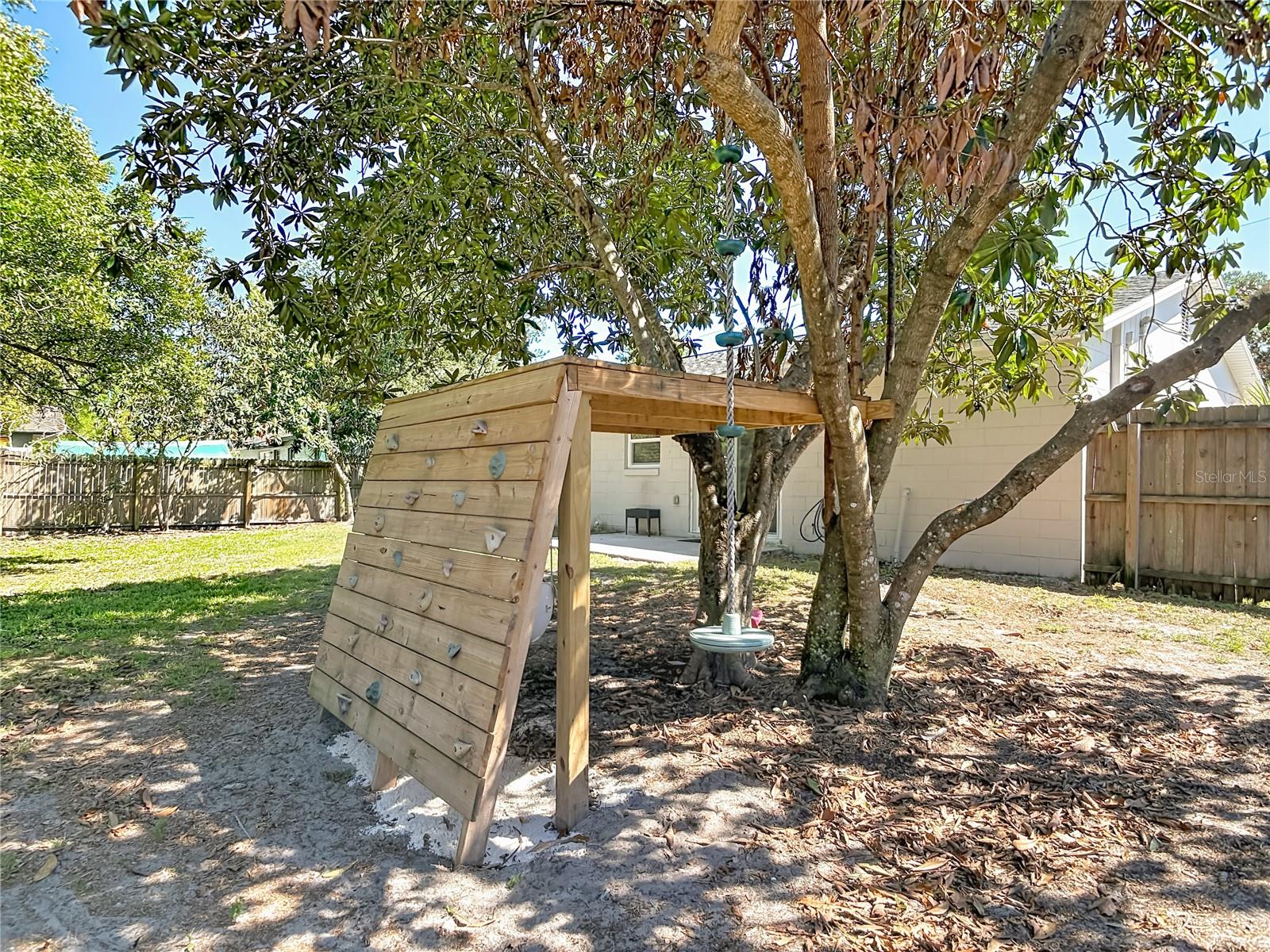 Listing photo id 34 for 624 New York Avenue