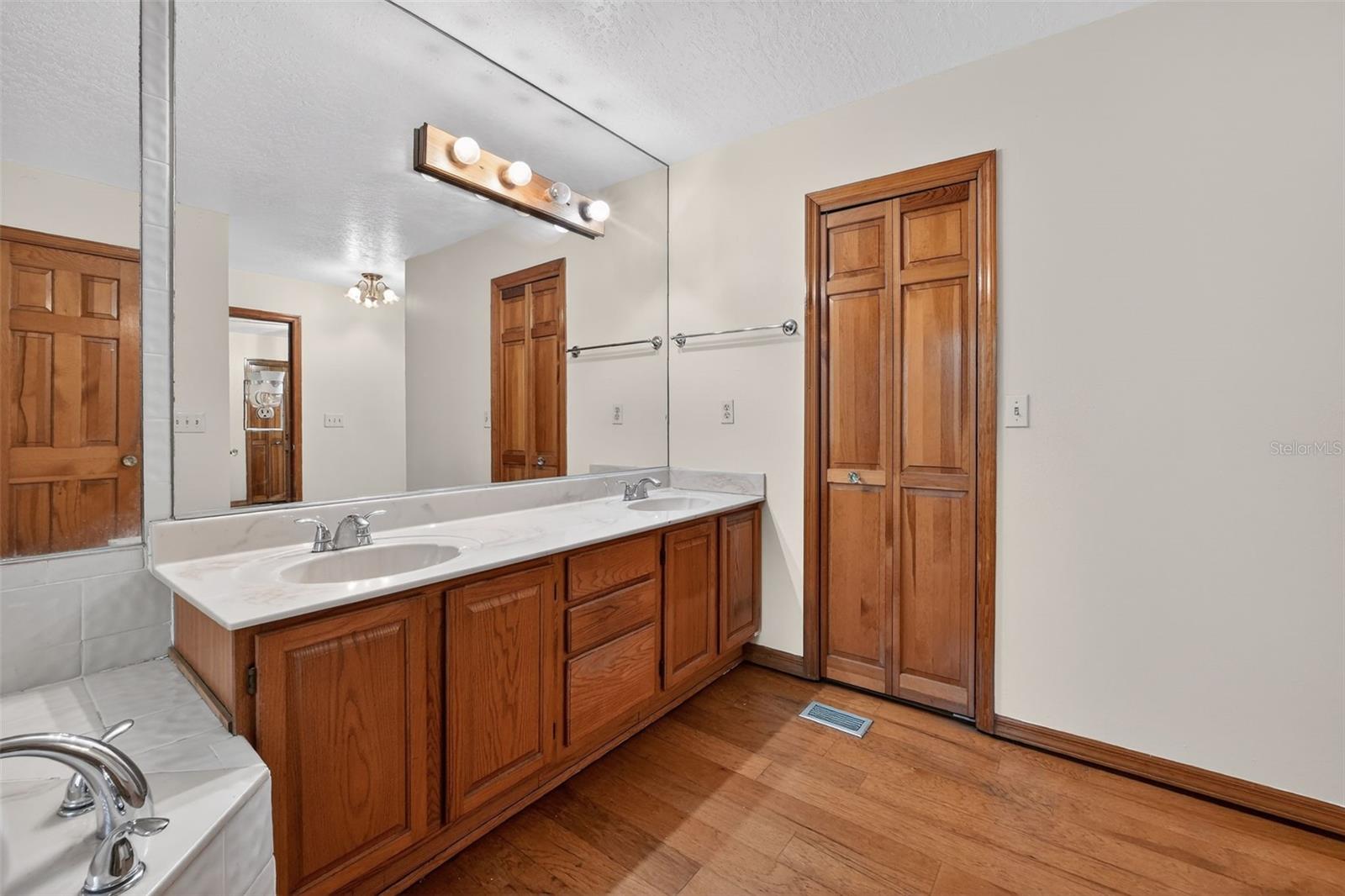 Image 28 of 47 For 3380 Lionel Road