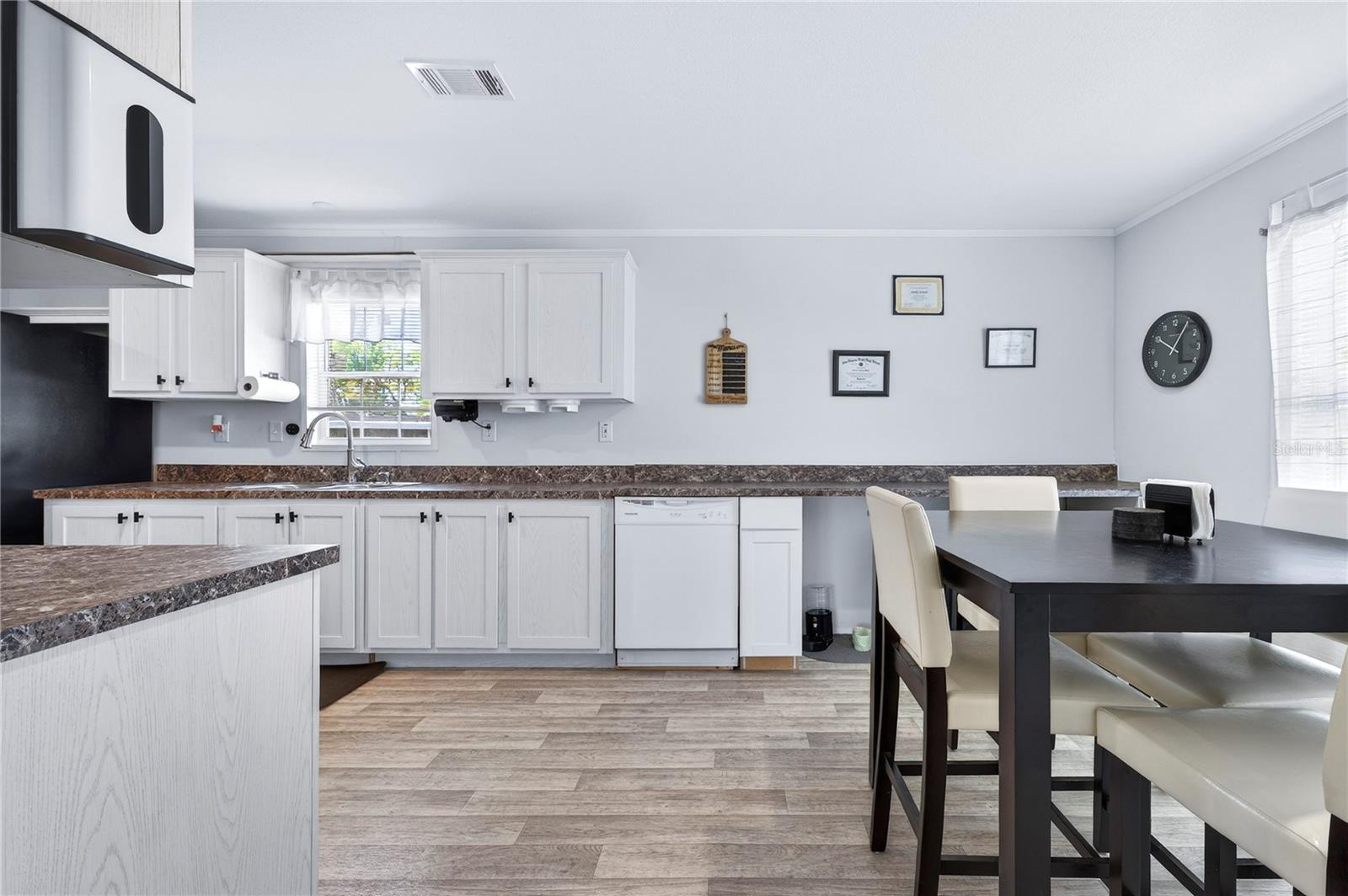 Image 11 of 39 For 5266 Pineland Avenue