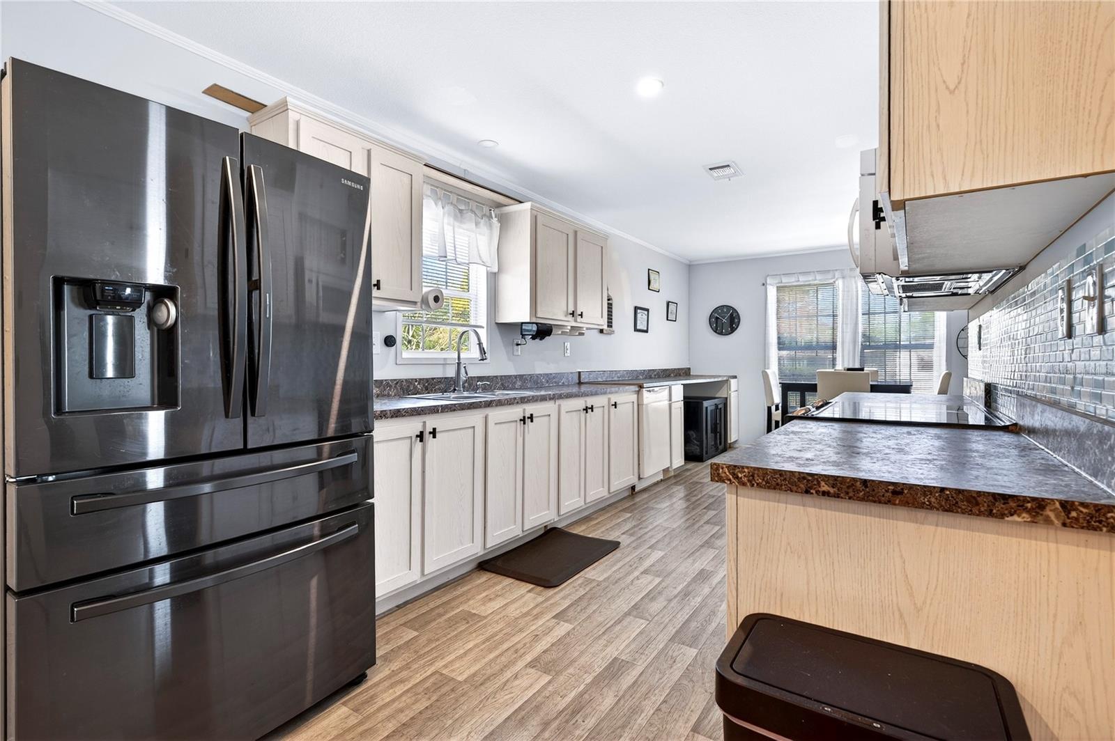 Image 6 of 39 For 5266 Pineland Avenue