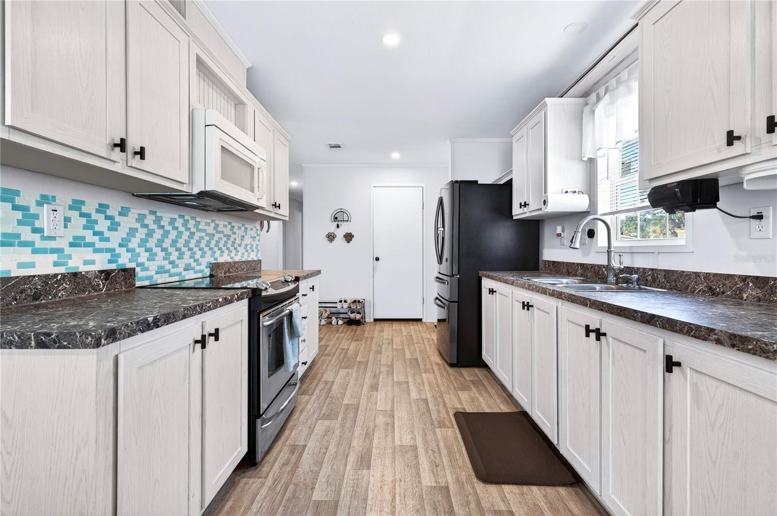 Image 7 of 39 For 5266 Pineland Avenue