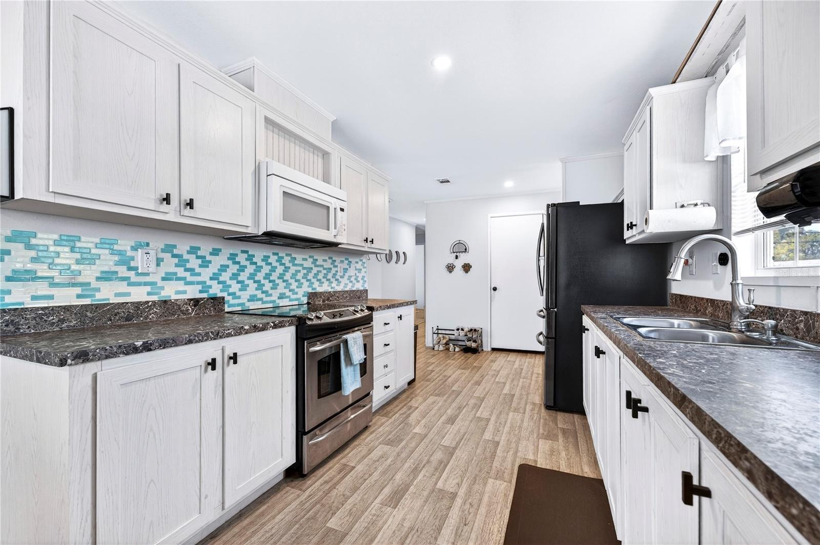 Image 8 of 39 For 5266 Pineland Avenue