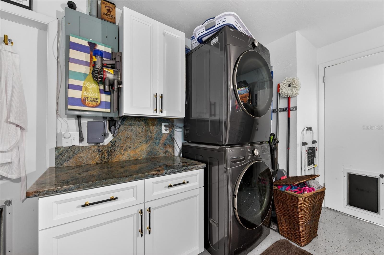 Image 22 of 31 For 92 Alberta Avenue