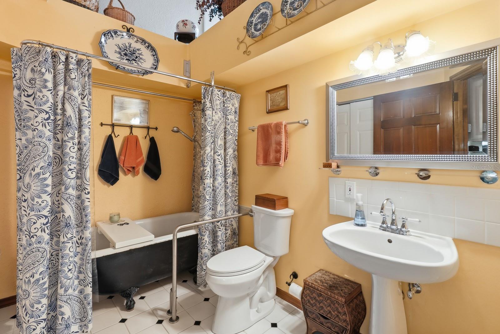 Image 32 of 73 For 6491 Spruce Creek Road