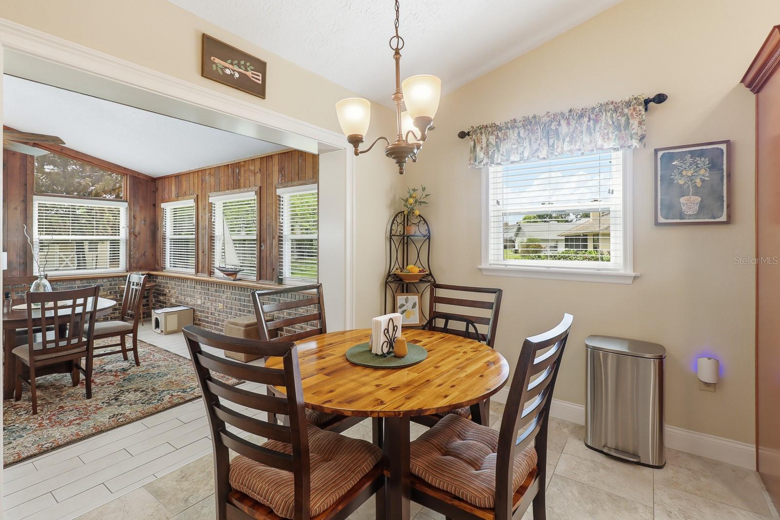 Image 12 of 41 For 407 Glen Abbey Lane