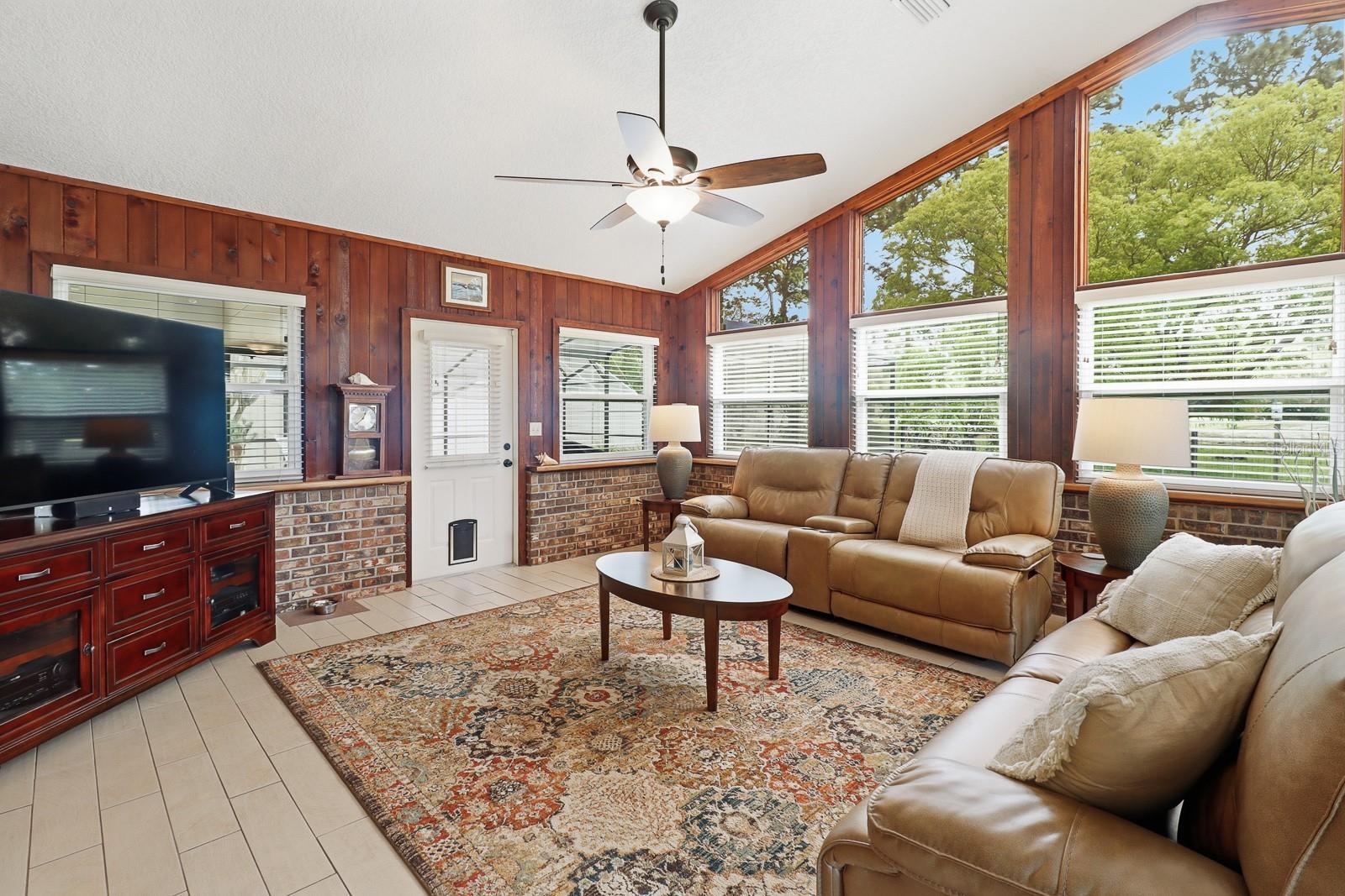 Image 16 of 41 For 407 Glen Abbey Lane