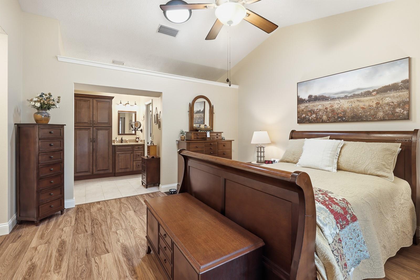 Image 17 of 41 For 407 Glen Abbey Lane