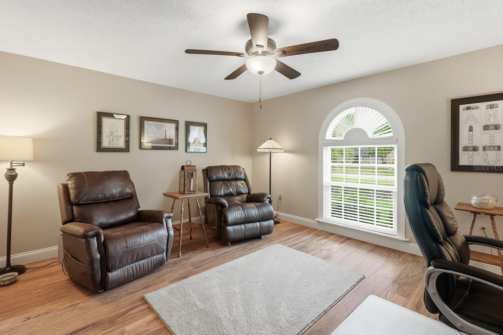 Image 24 of 41 For 407 Glen Abbey Lane