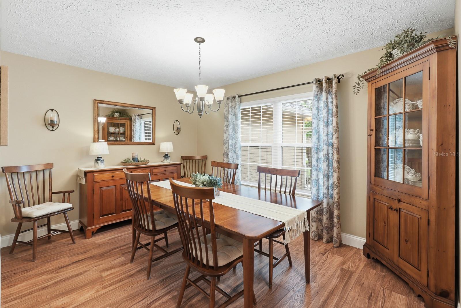 Image 4 of 41 For 407 Glen Abbey Lane