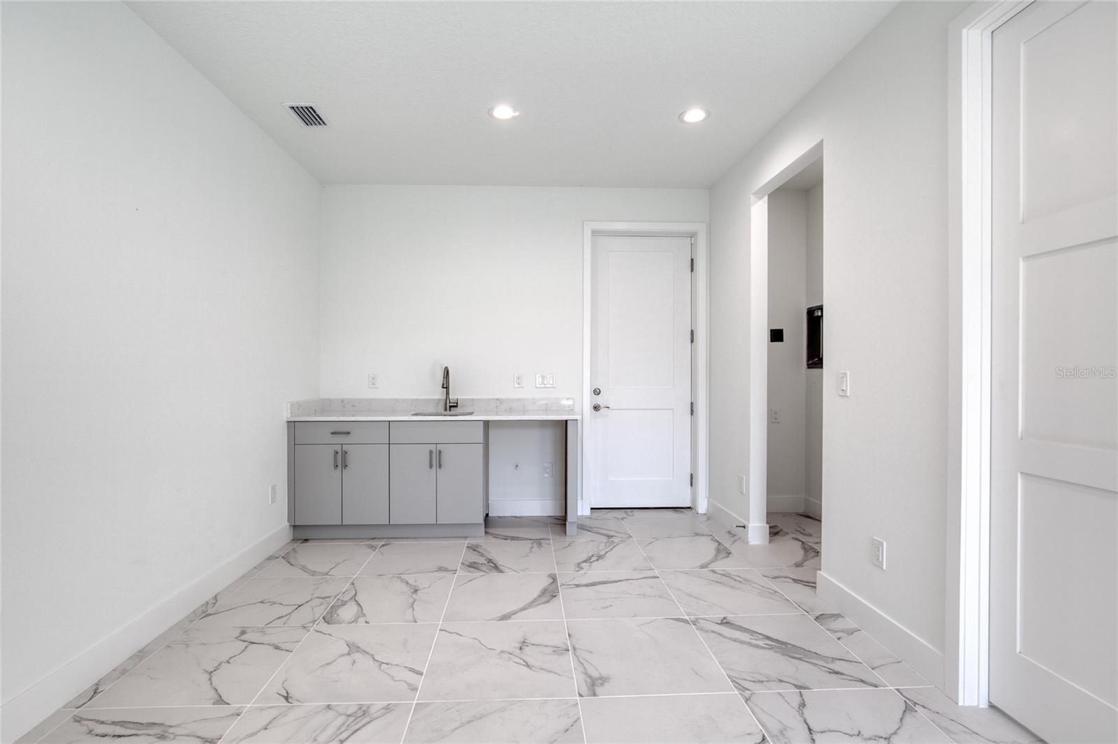 Image 16 of 96 For 206 Halifax Avenue