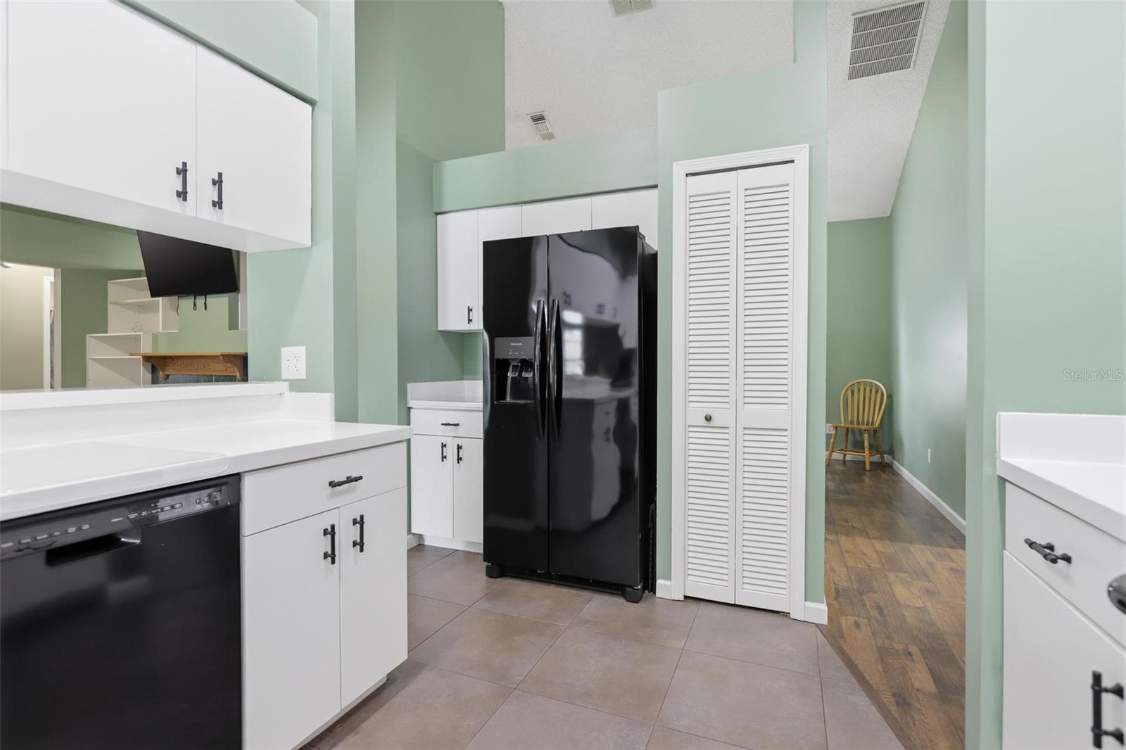 Image 17 of 41 For 731 Edgewild Court