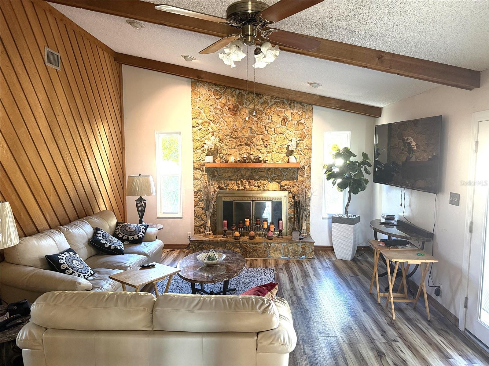 Image 2 of 11 For 1118 Wandering Oaks Drive