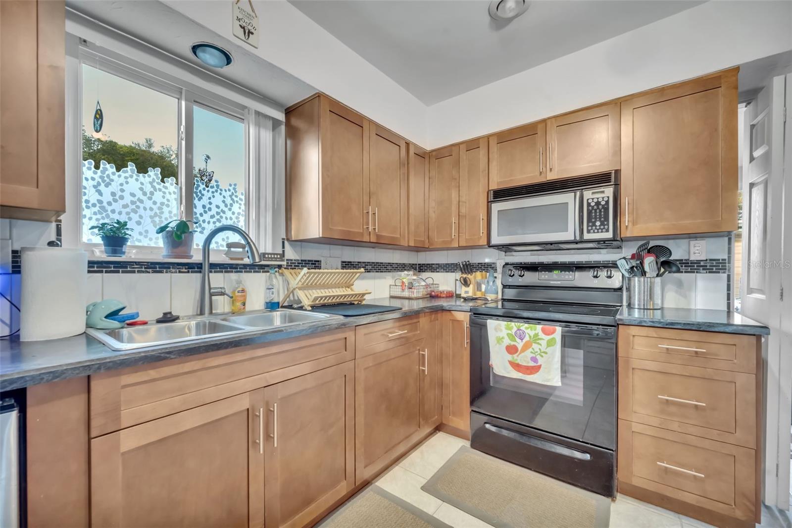 Image 14 of 54 For 715 Alcazar Avenue