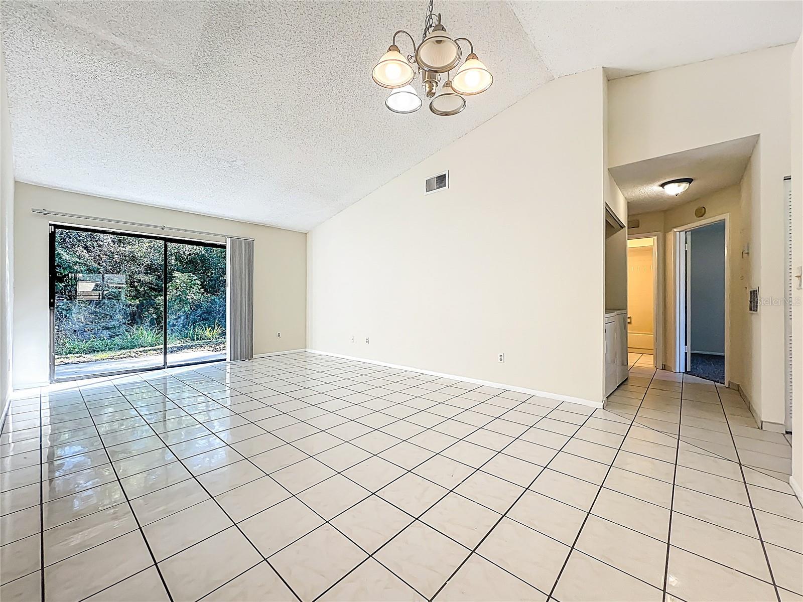 Image 11 of 39 For 193 Creekside Way