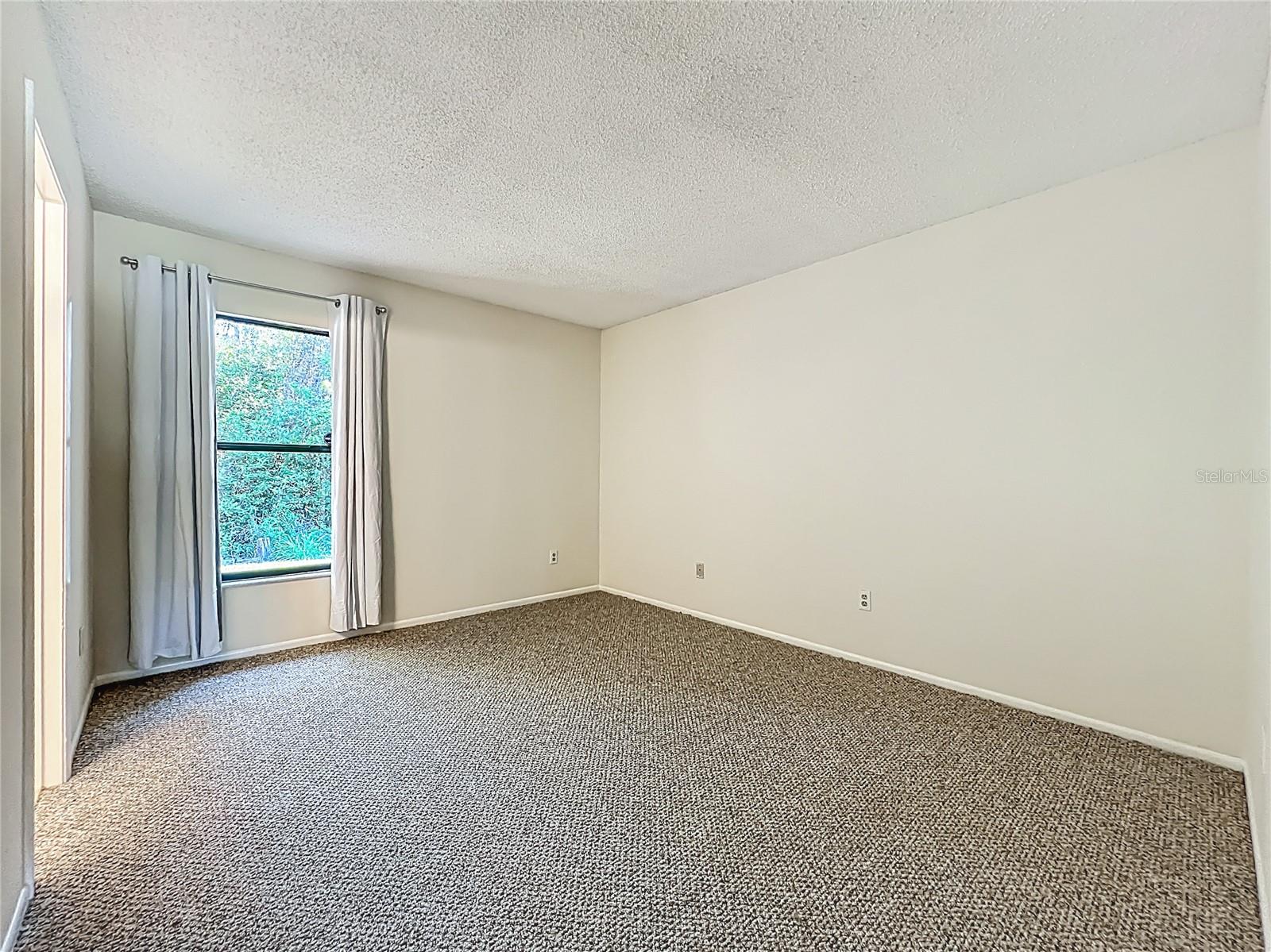 Image 19 of 39 For 193 Creekside Way