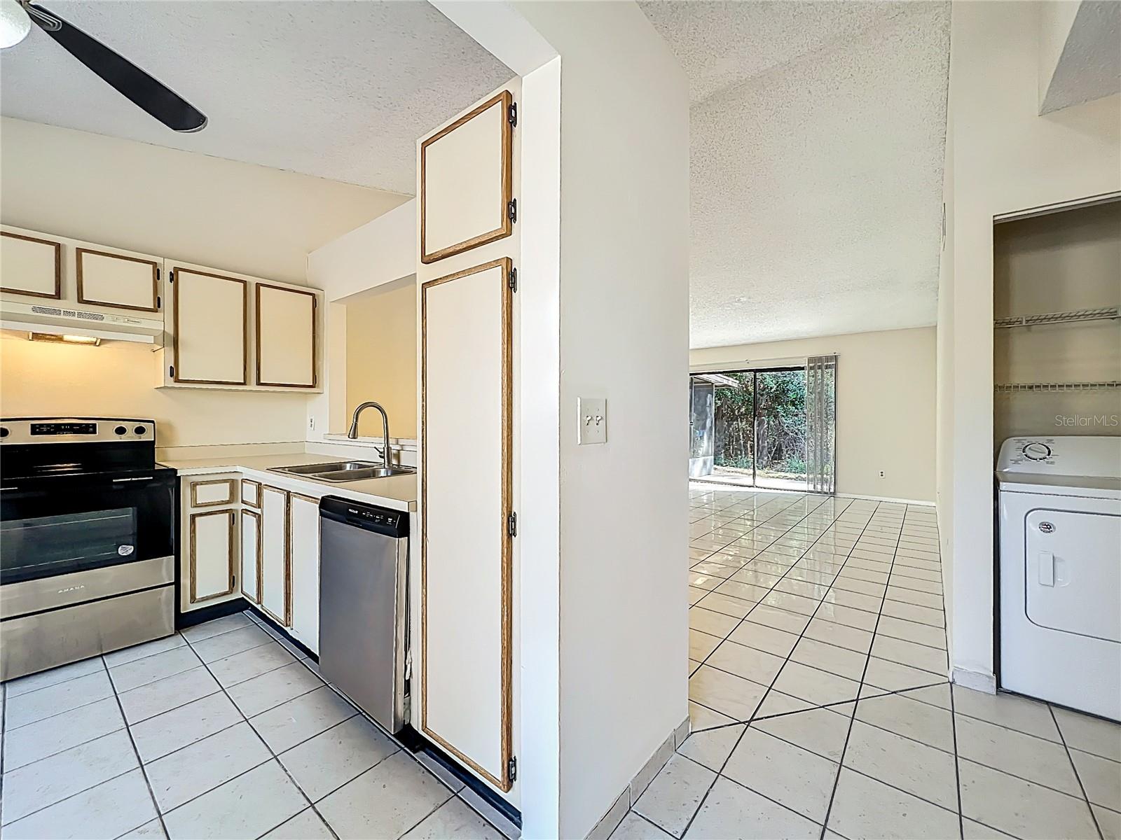 Image 7 of 39 For 193 Creekside Way