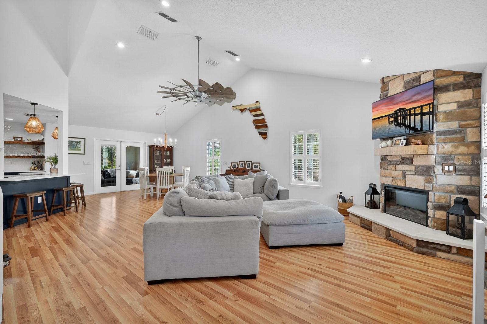 Image 8 of 73 For 1523 Lakeside Drive