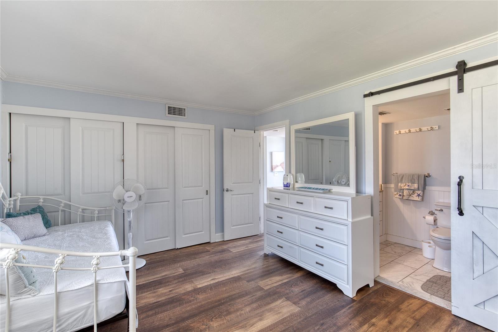 Image 17 of 34 For 935 Ocean Shore Boulevard 2170