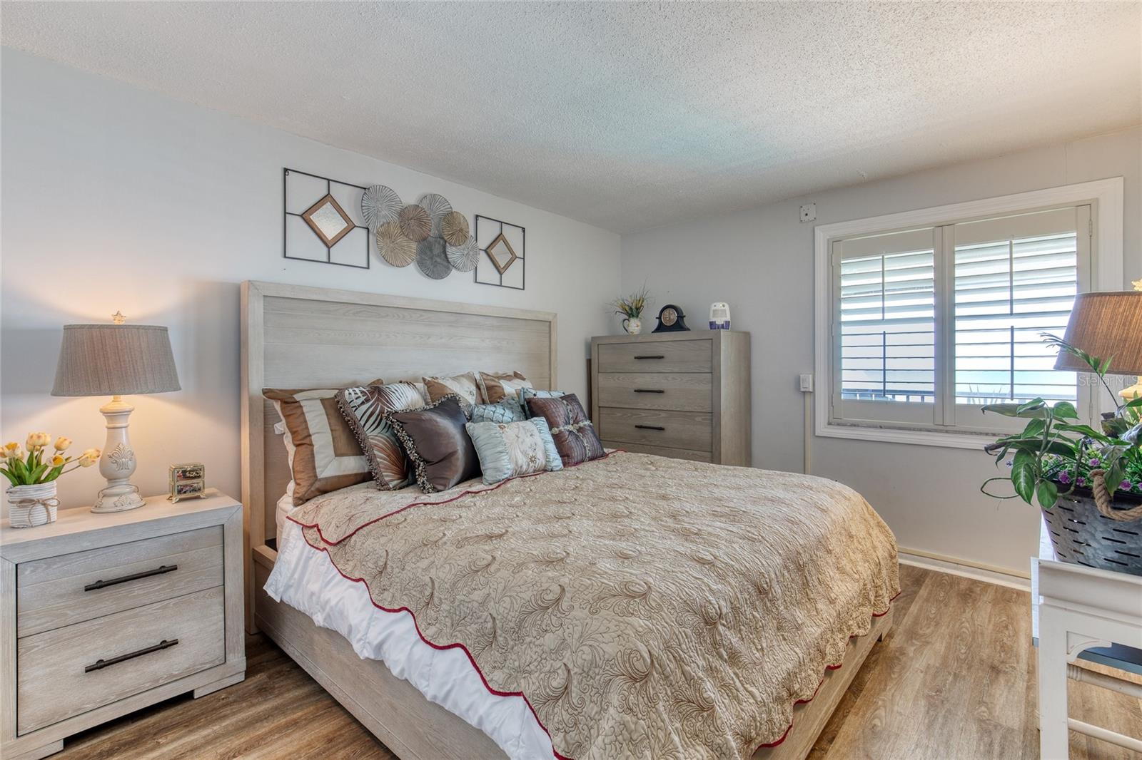 Image 10 of 46 For 935 Ocean Shore Boulevard 4040