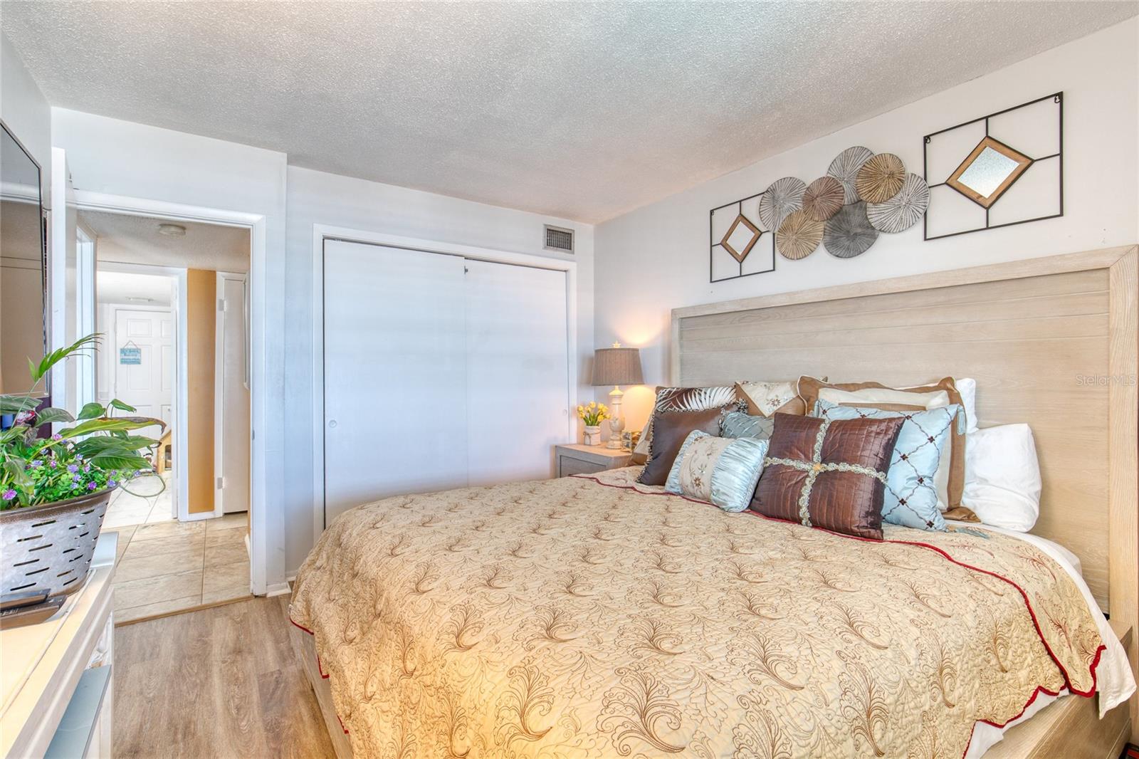 Image 11 of 46 For 935 Ocean Shore Boulevard 4040