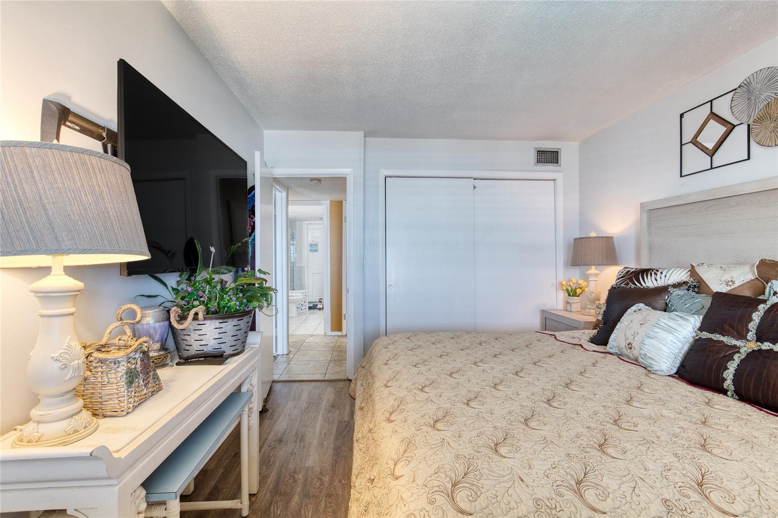 Image 12 of 46 For 935 Ocean Shore Boulevard 4040