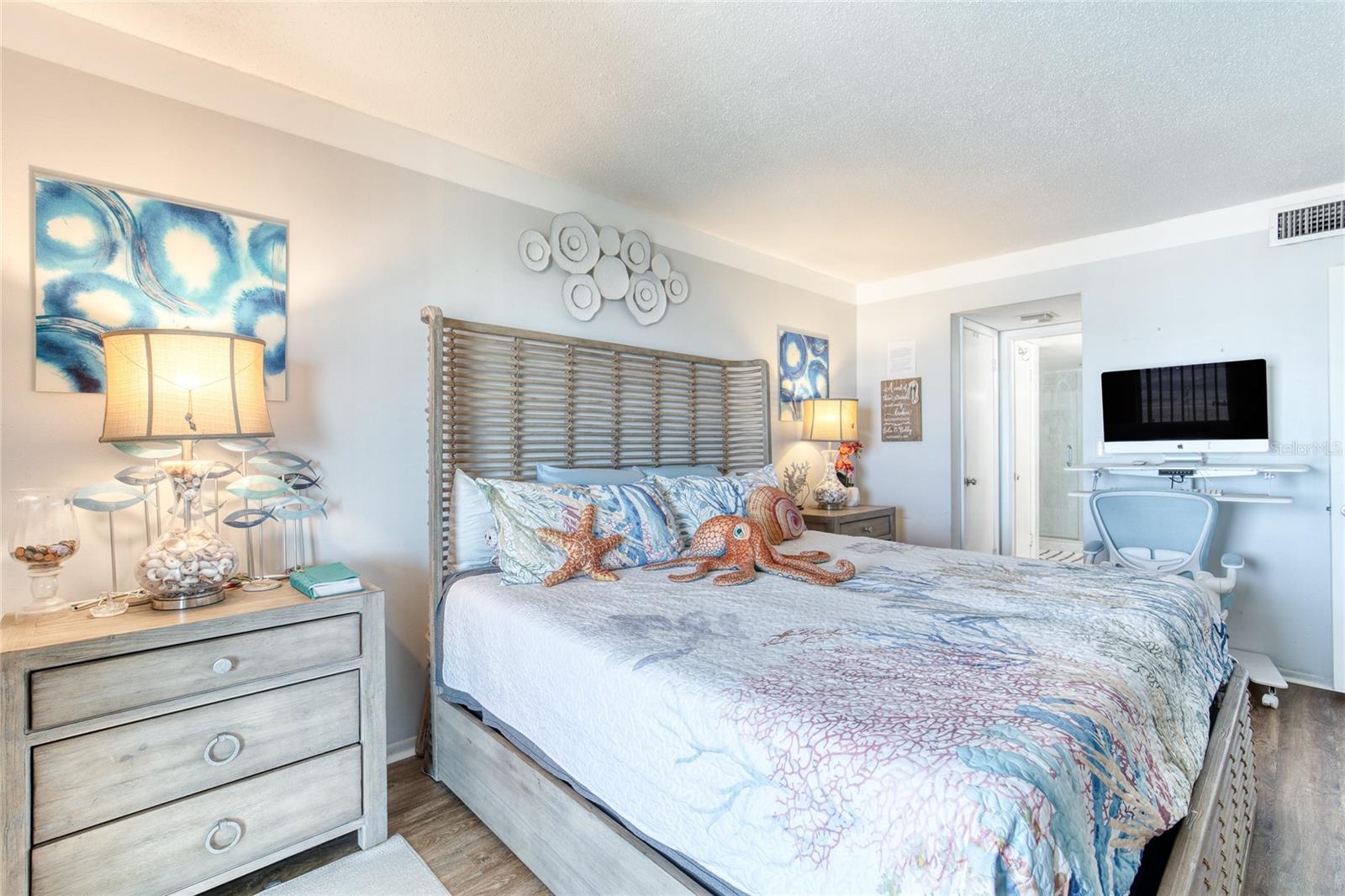 Image 16 of 46 For 935 Ocean Shore Boulevard 4040