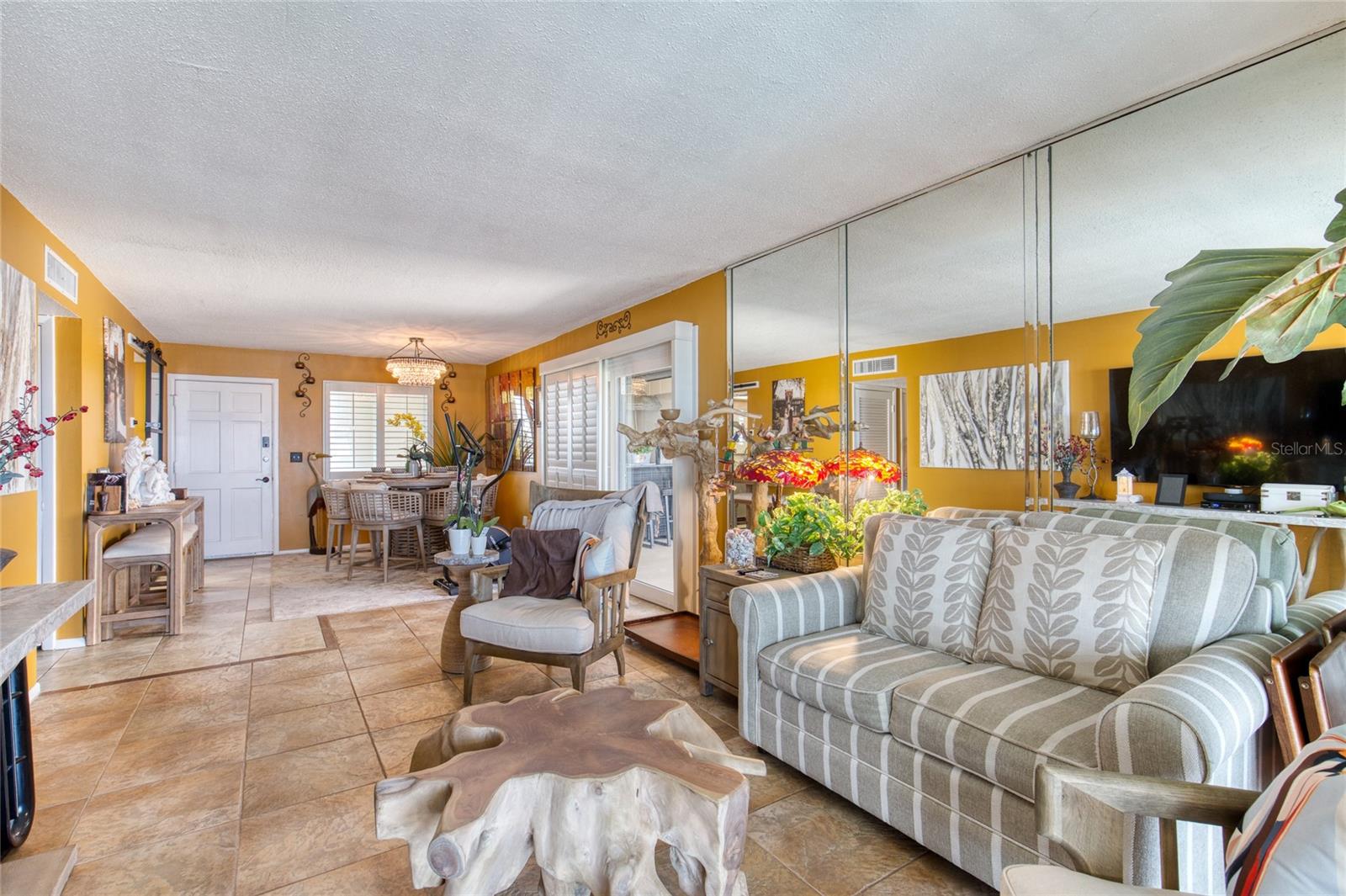 Image 25 of 46 For 935 Ocean Shore Boulevard 4040