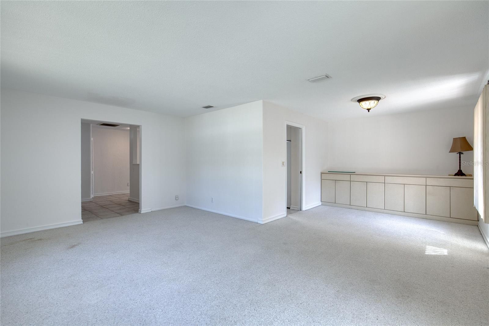 Image 11 of 47 For 731 Lindenwood Circle E