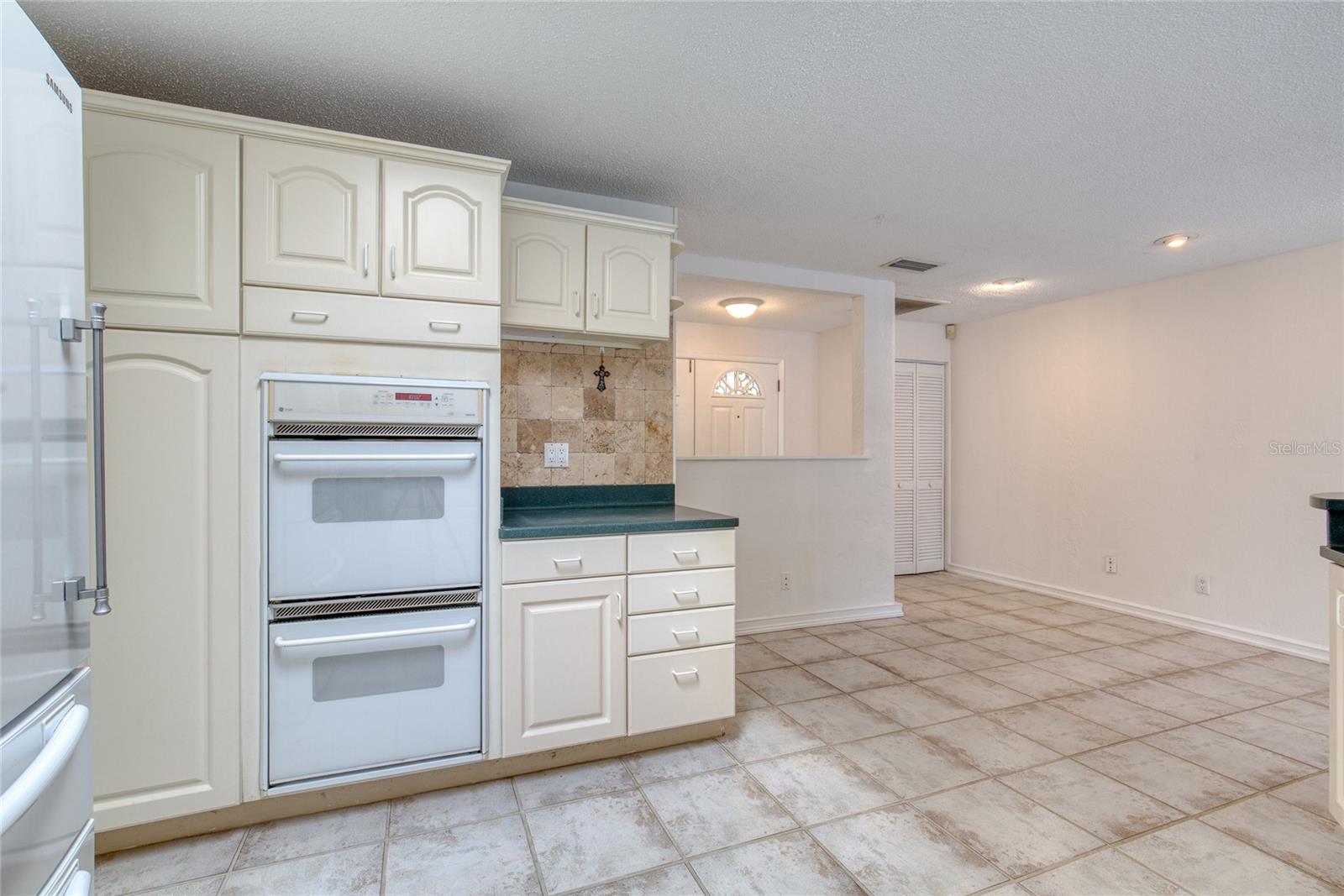 Image 16 of 47 For 731 Lindenwood Circle E