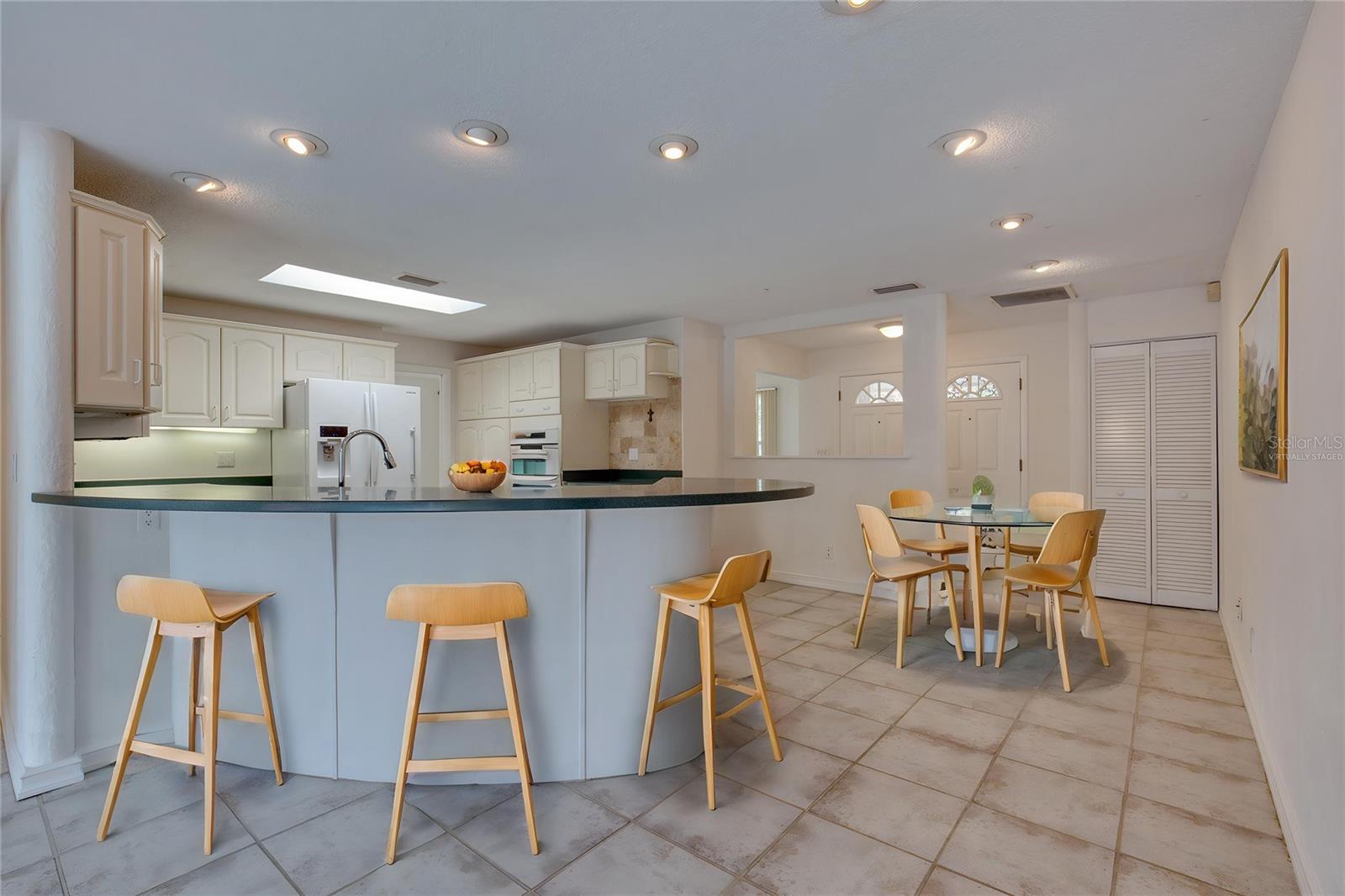 Image 18 of 47 For 731 Lindenwood Circle E