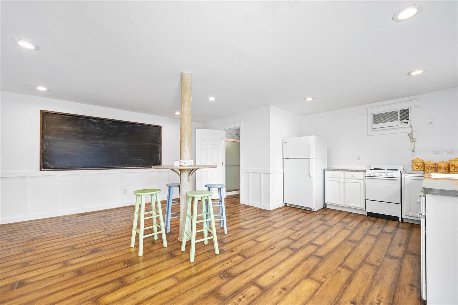 Image 46 of 62 For 2380 Narrow Way