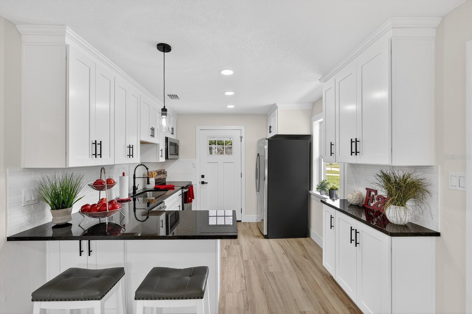 Image 11 of 30 For 553 Calhoun Street