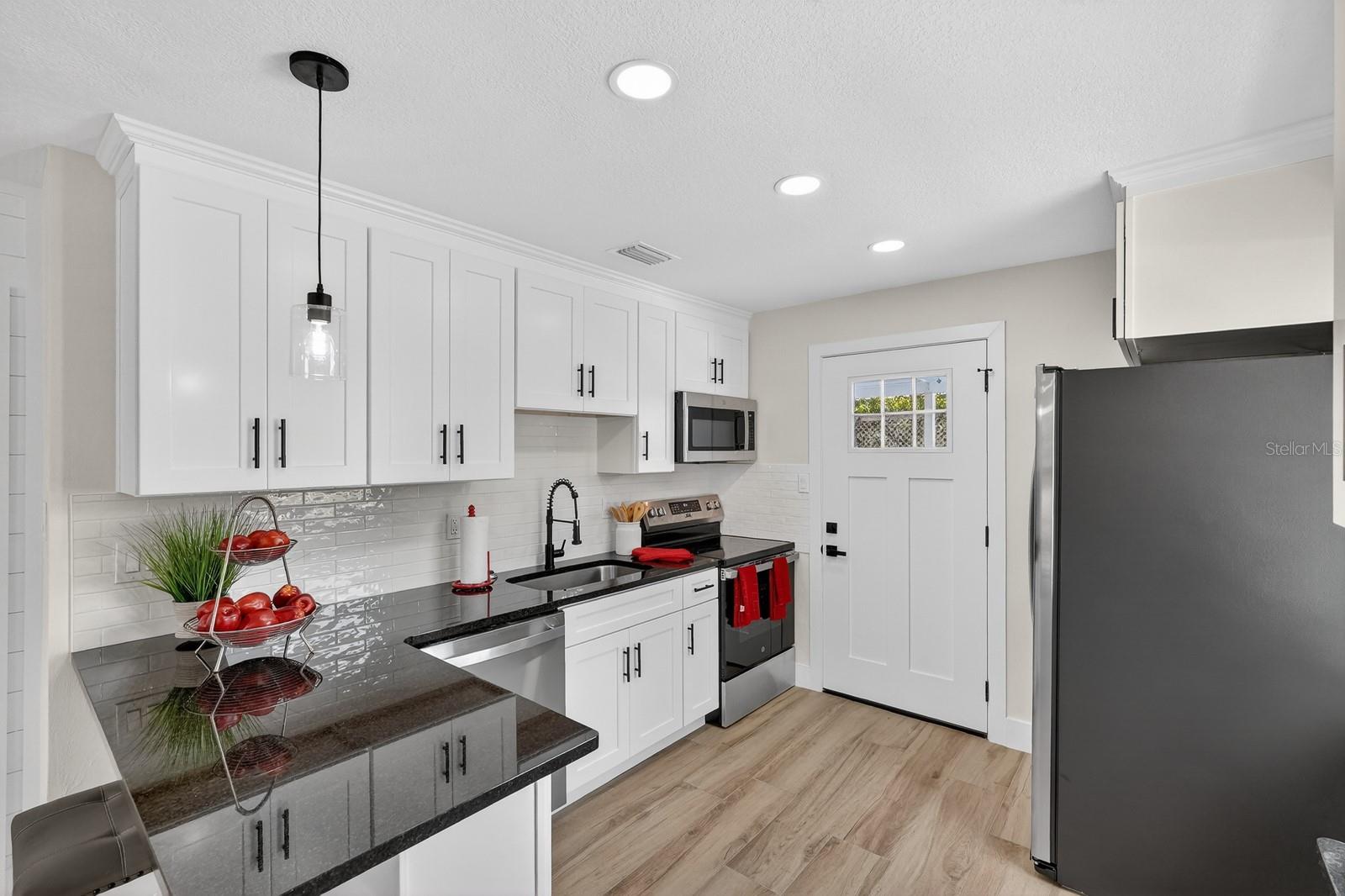 Image 13 of 30 For 553 Calhoun Street